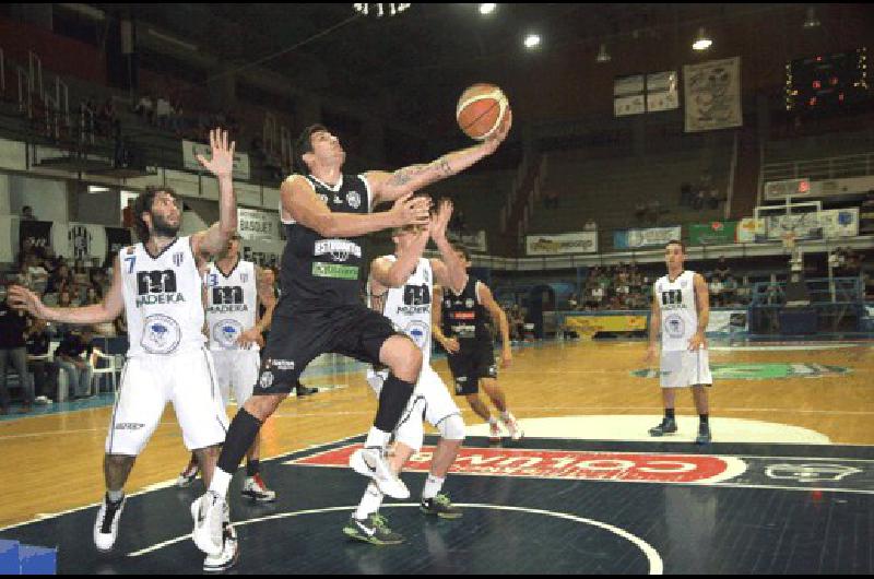 Tras derrotar a Pedro EchagÃ¼e 66-45 el Bata sumÃ³ 27 partidos invicto en el Gran Gimnasio 