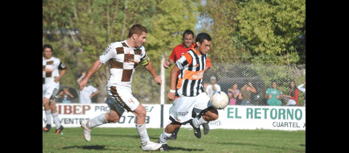 Dante NÃºÃ±ez autor del segundo de Platense va sobre la marca de Albasi 