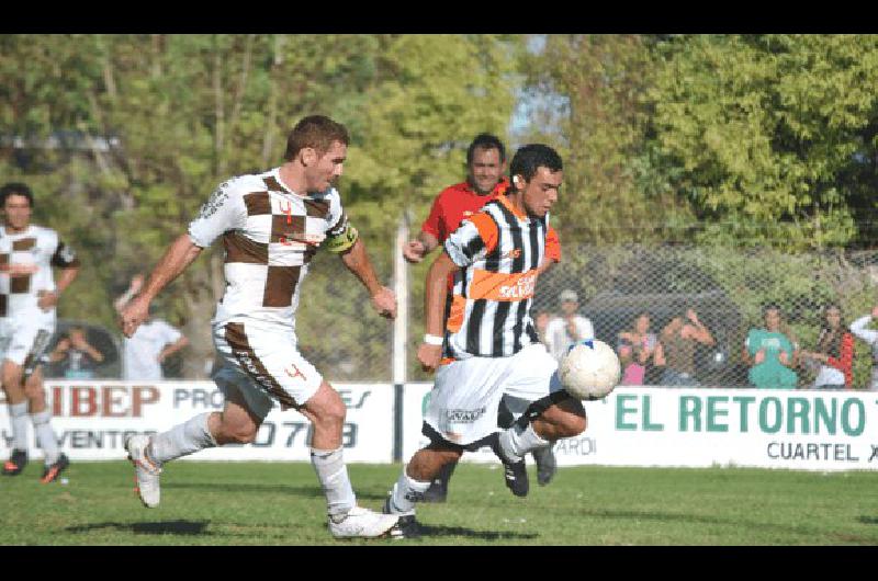 Dante NÃºÃ±ez autor del segundo de Platense va sobre la marca de Albasi 