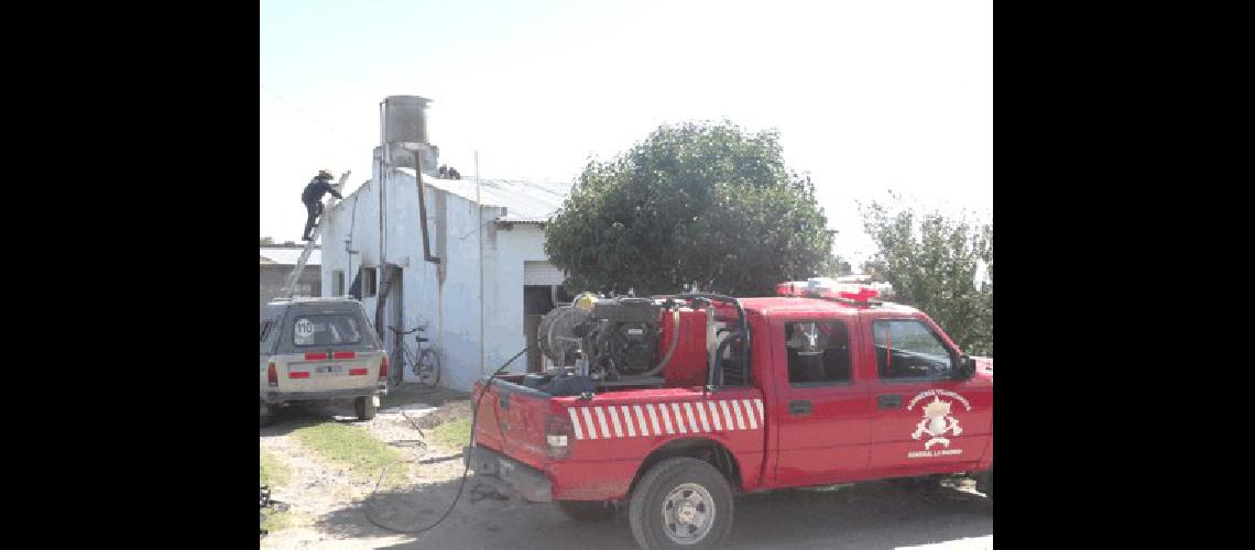 Los Bomberos de La Madrid trabajaron para controlar un principio de incendio en una casa 