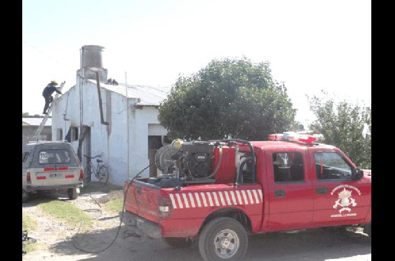 Los Bomberos de La Madrid trabajaron para controlar un principio de incendio en una casa 