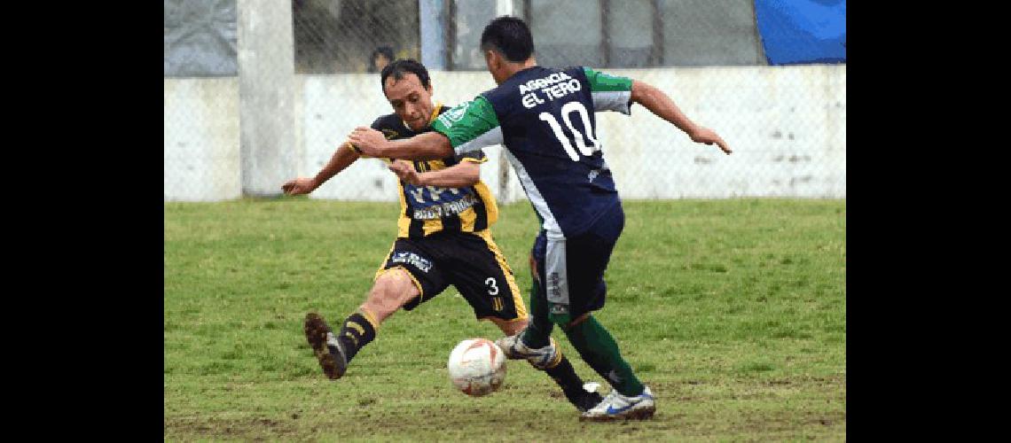 El CEO ganÃ³ sus dos partidos y manda en el fÃºtbol local 