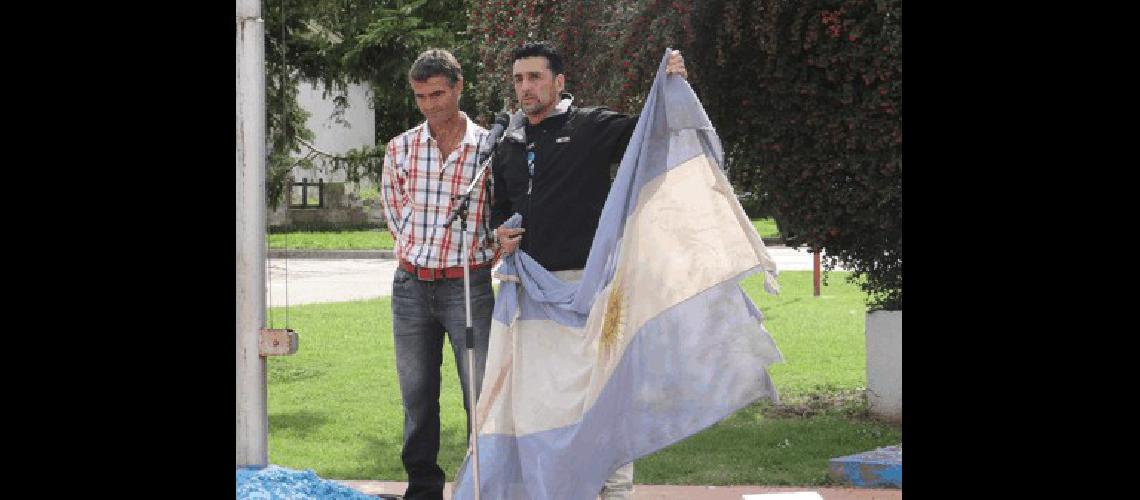 Jorge Rinaldi y JosÃ© Cruz revivieron la historia de una bandera recuperada en Malvinas y que pudieron regresar al paÃ­s 