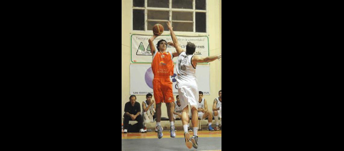 Rodrigo SÃnchez (13) al igual que todo el equipo no tuvo su mejor noche ante Rivadavia de Mendoza 