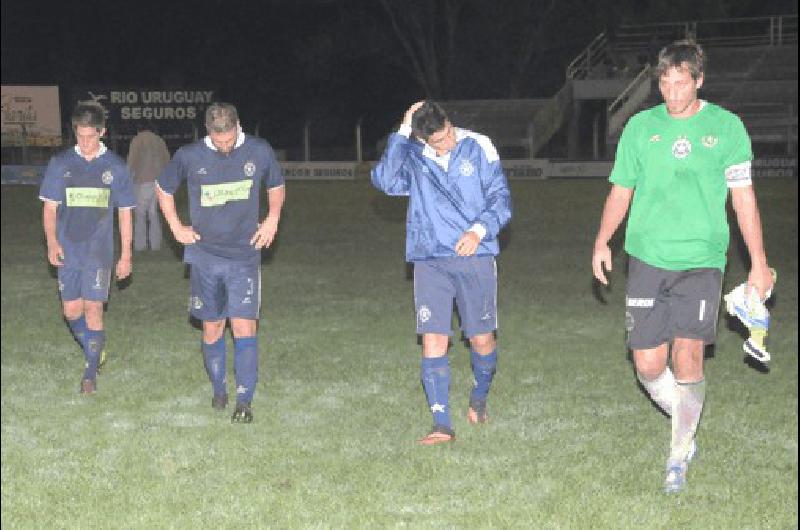 Racing A Club vive un triste momento No pudo revertir la historia y descendiÃ³ al Argentino B de fÃºtbol 