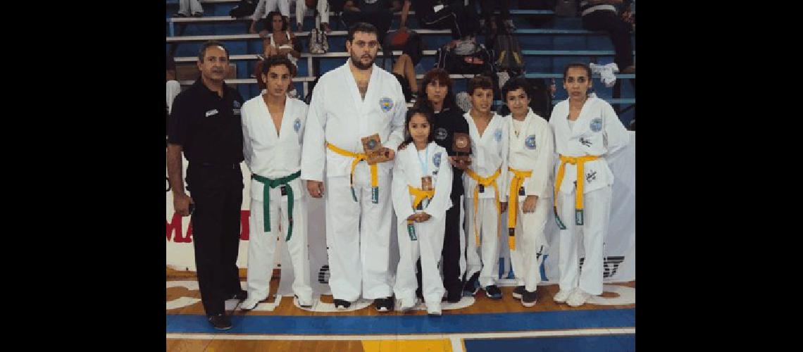 Grupo de deportistas locales que estuvieron en el campeonato de JunÃ­n 