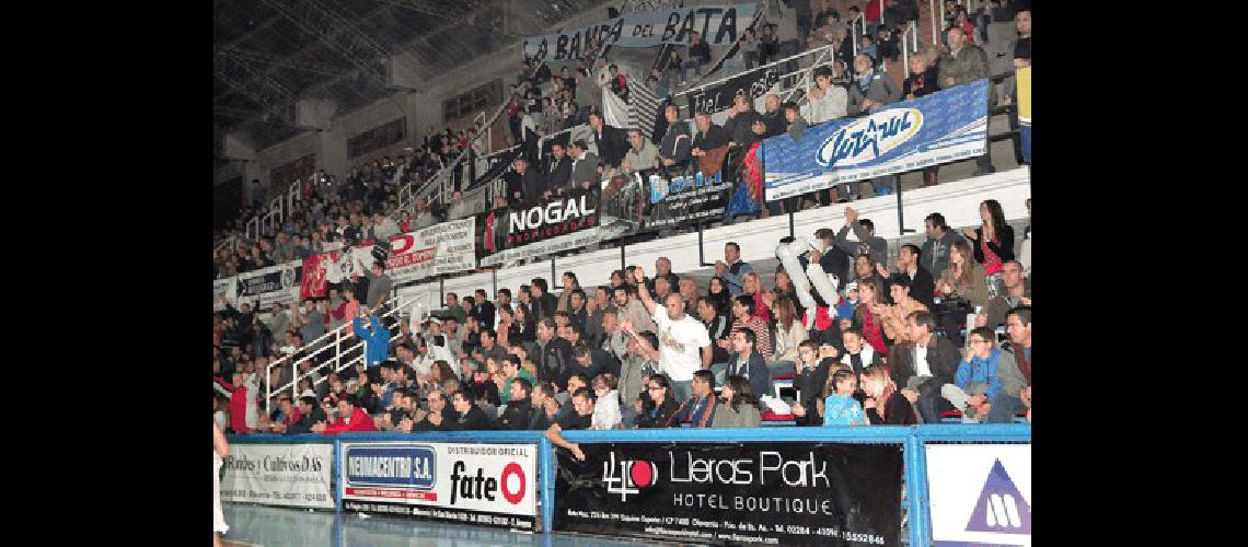 La gente volviÃ³ acompaÃ±ar al equipo de JosÃ© Luis Pisani en el Maxigimnasio 