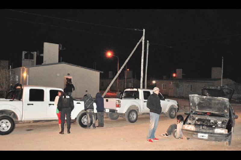 El momento en que detienen a la pareja que transitaban en el auto ocultando la droga 