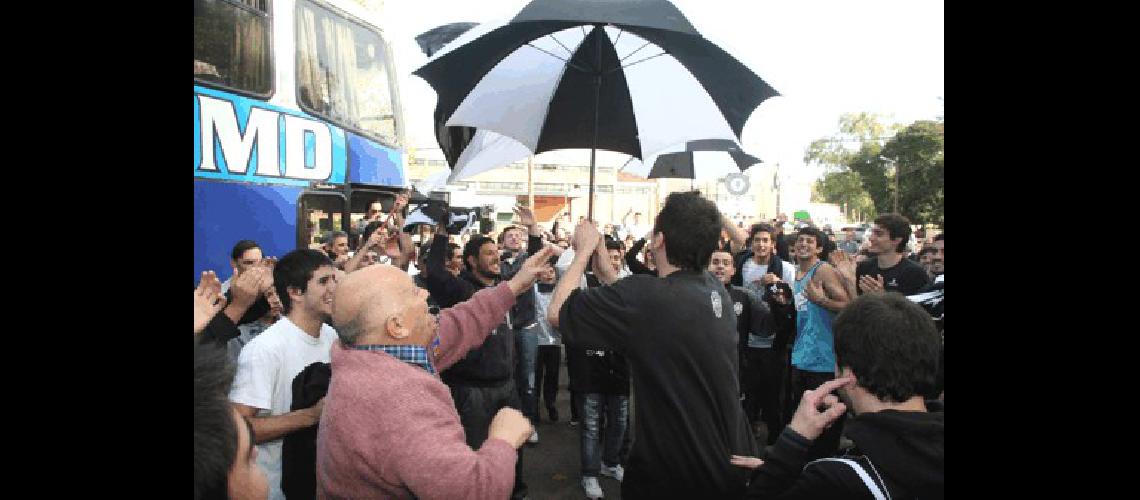 La bienvenida culminÃ³ en el club con abrazos y felicitaciones entre jugadores e hinchas 