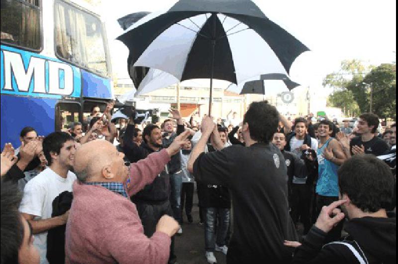 La bienvenida culminÃ³ en el club con abrazos y felicitaciones entre jugadores e hinchas 