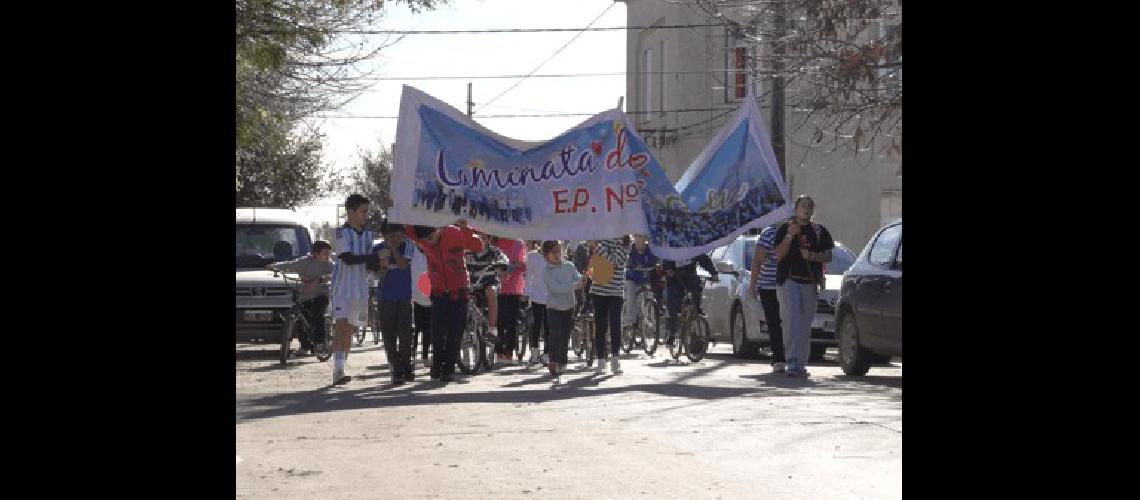 Por las calles de La Madrid se realizÃ³ la 13Âº caminata de la salud organizada por la EP NÂº 7 