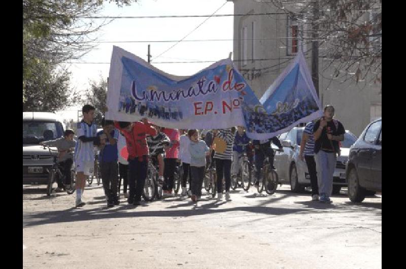 Por las calles de La Madrid se realizÃ³ la 13Âº caminata de la salud organizada por la EP NÂº 7 