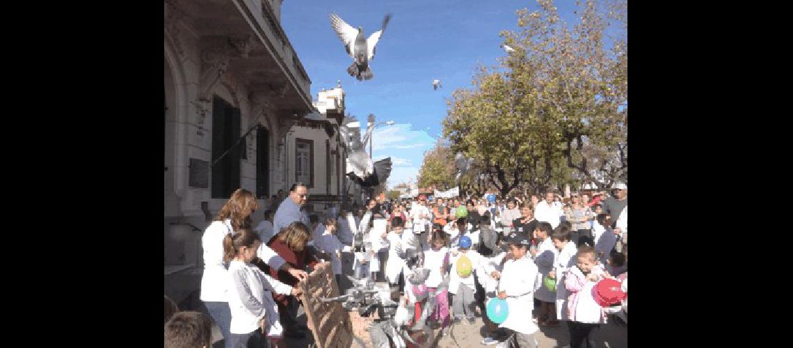 Frente al Palacio Municipal lamatritense se hizo una suelta de palomas 