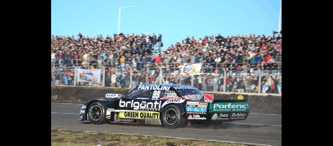 A bordo de la Dodge alistada por el equipo Dole Racing Nico pudo ascender ayer en el campeonato de TC 