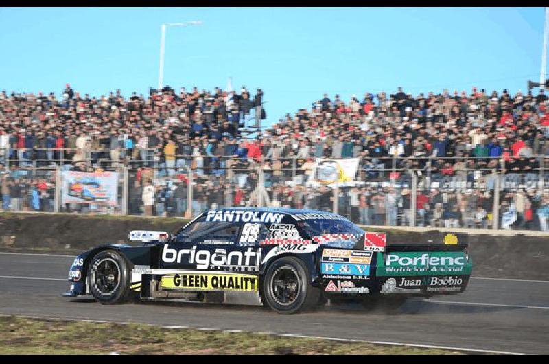 A bordo de la Dodge alistada por el equipo Dole Racing Nico pudo ascender ayer en el campeonato de TC 