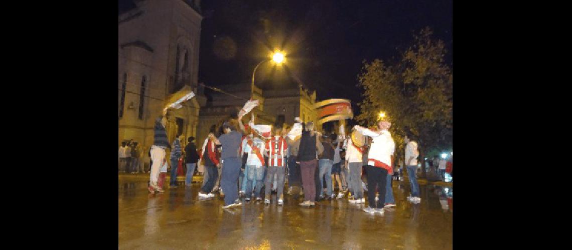 Los hinchas de River Plate tambiÃ©n festejaron el 35Âº campeonato en el centro de La Madrid 