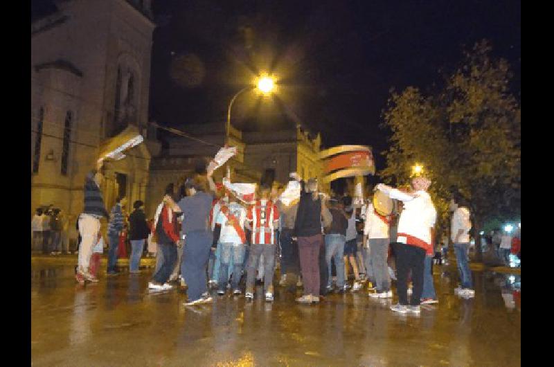 Los hinchas de River Plate tambiÃ©n festejaron el 35Âº campeonato en el centro de La Madrid 