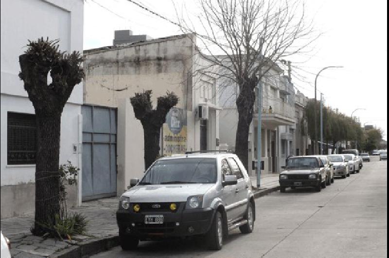 La poda extrema y en el tercer ejemplar se ve su consecuencia el llamado efecto escoba 