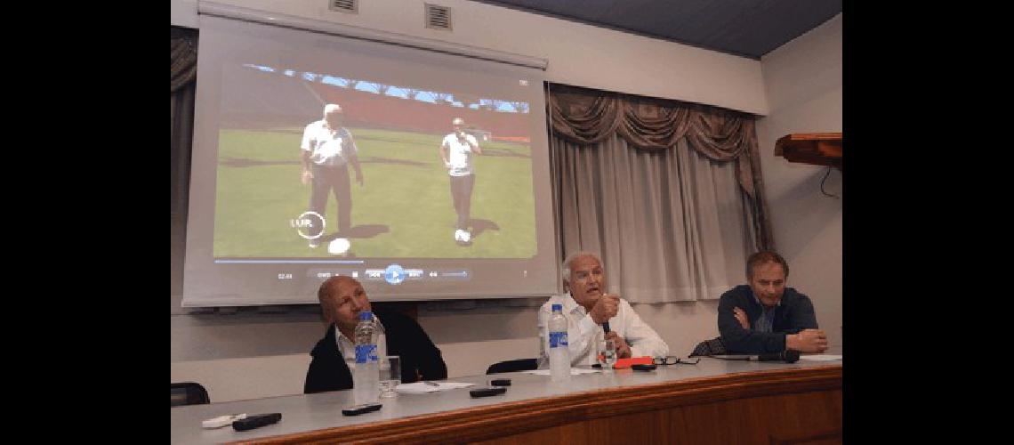 Mac Allister Niembro y Baldassi durante la charla que se realizÃ³ en un recinto colmado de La Casa del Deporte 