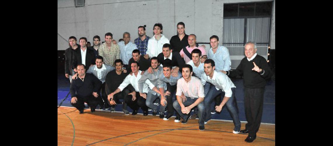 El equipo bataraz festejÃ³ con su gente en el Minigimnasio 