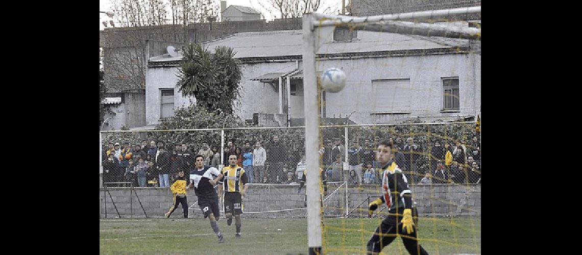 La pelota a punto de ingresar al arco de Serantes en el segundo gol de Piecenti en Sierras Bayas 