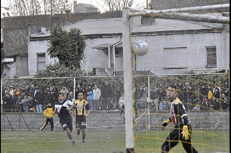 La pelota a punto de ingresar al arco de Serantes en el segundo gol de Piecenti en Sierras Bayas 