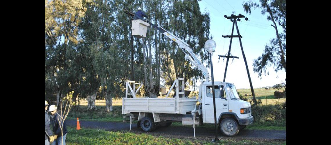 Personal de EDES en plena tarea de restablecer la luz en el acceso norte a Laprida 