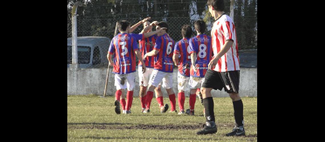 Todos juntos LilÃn festeja uno de los tres goles con los que le ganÃ³ a Ingeniero 