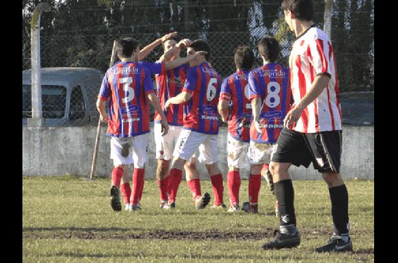 Todos juntos LilÃn festeja uno de los tres goles con los que le ganÃ³ a Ingeniero 