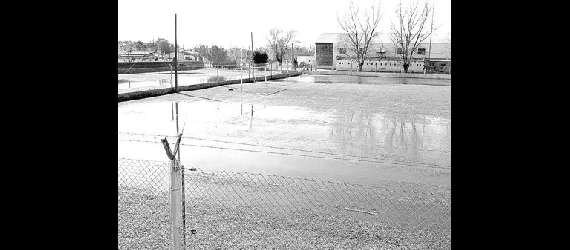 La cancha de Racing lucÃ­a ayer los efectos de los casi 100 milÃ­metros de lluvia que cayeron sobre La Madrid el Ãºltimo fin de semana 