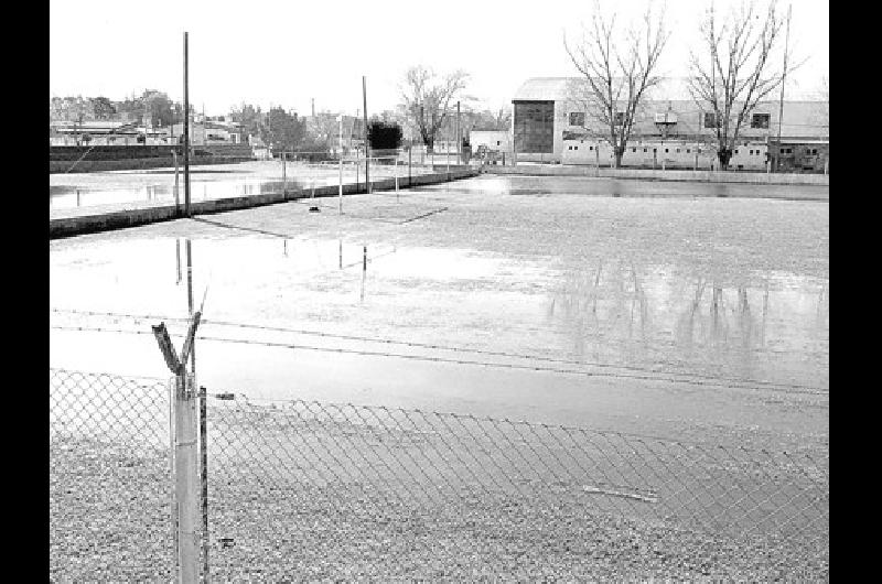 La cancha de Racing lucÃ­a ayer los efectos de los casi 100 milÃ­metros de lluvia que cayeron sobre La Madrid el Ãºltimo fin de semana 