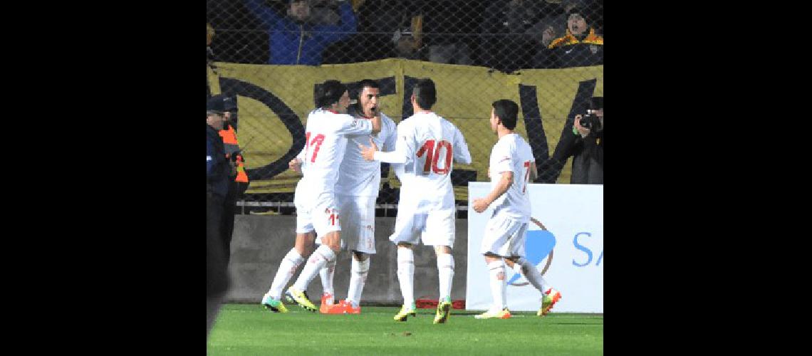 El festejo del primer gol de HuracÃn en la victoria ante Boca Juniors por 2 a 0 