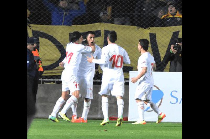 El festejo del primer gol de HuracÃn en la victoria ante Boca Juniors por 2 a 0 