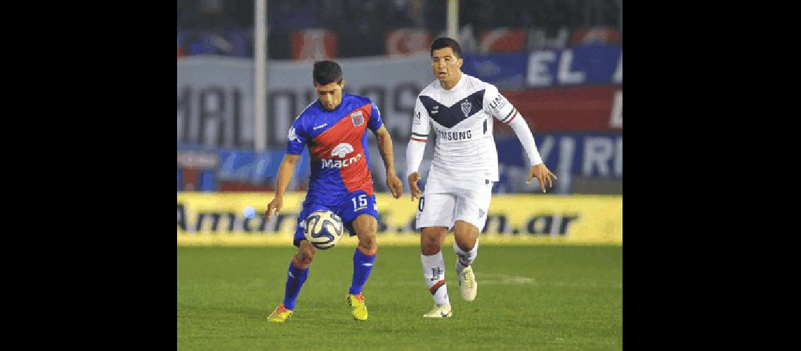 Lucas Janson en acciÃ³n El olavarriense fue el delantero titular de Tigre 