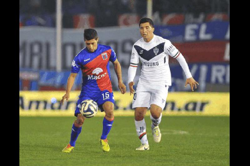 Lucas Janson en acciÃ³n El olavarriense fue el delantero titular de Tigre 