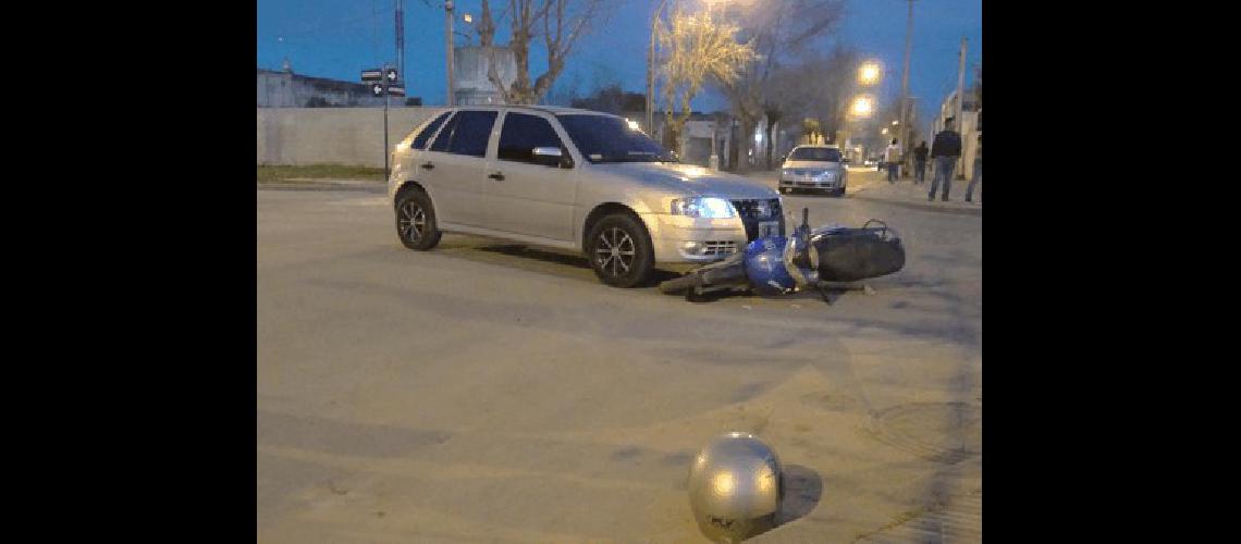 En pleno centro de La Madrid chocaron un auto y una moto 