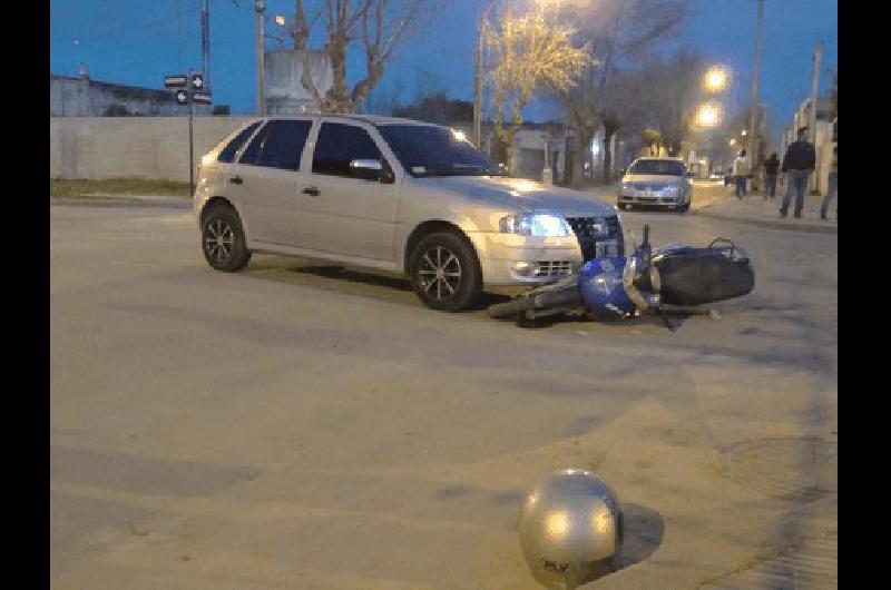 En pleno centro de La Madrid chocaron un auto y una moto 