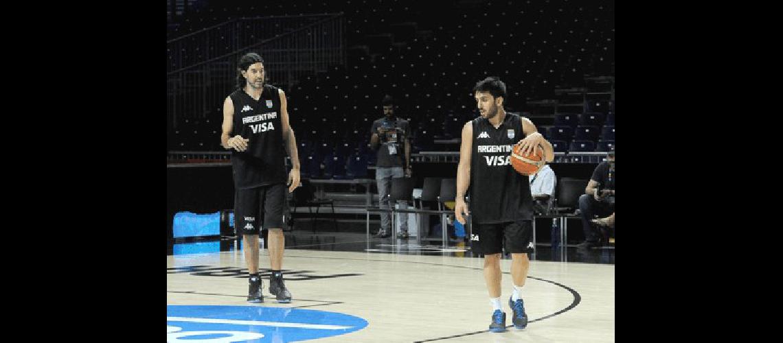 Luis Scola y Facundo Campazzo en la prÃctica de ayer en Madrid 