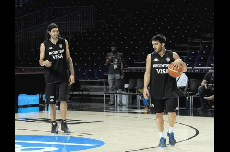 Luis Scola y Facundo Campazzo en la prÃctica de ayer en Madrid 