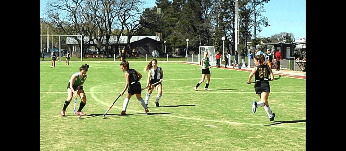 Los equipos de hockey se presentaron en Azul Avanzaron dos y otros dos se quedaron al margen 