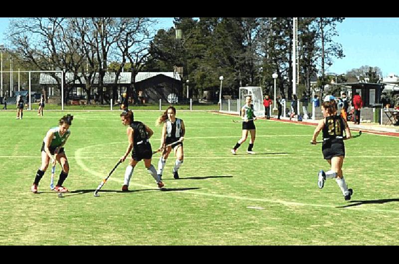 Los equipos de hockey se presentaron en Azul Avanzaron dos y otros dos se quedaron al margen 