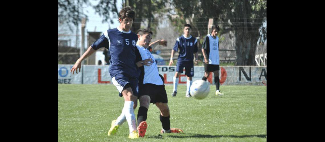 Jonathan Cobatti fue el autor de gol de Laprida en el inicio del complemento 