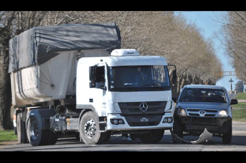 El camiÃ³n intentÃ³ descender e impactÃ³ a la pick-up 