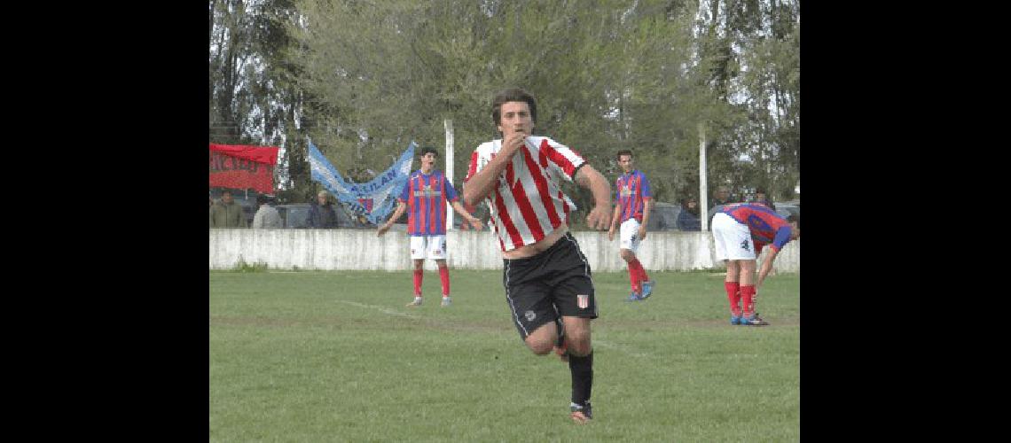 Julio Billani festeja el segundo de sus dos goles Ingeniero lo dio vuelta y le ganÃ³ 3 a 2 a LilÃ�n 