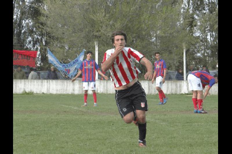 Julio Billani festeja el segundo de sus dos goles Ingeniero lo dio vuelta y le ganÃ³ 3 a 2 a LilÃ�n 