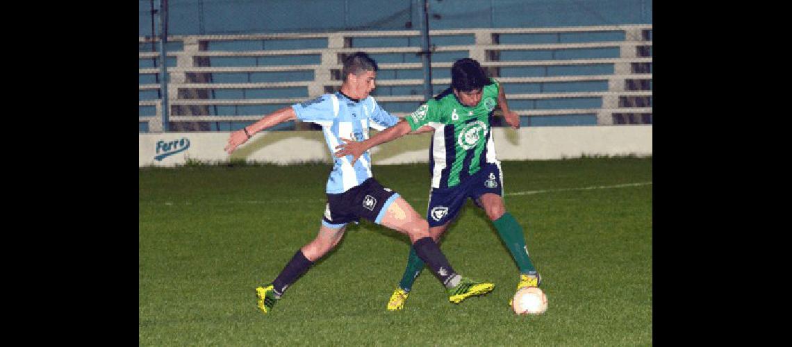 El delantero Juan Ignacio Barbieri marcÃ³ dos de los cinco goles en el triunfo de Ferro ante Embajadores 