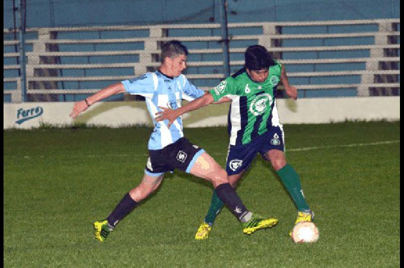 El delantero Juan Ignacio Barbieri marcÃ³ dos de los cinco goles en el triunfo de Ferro ante Embajadores 