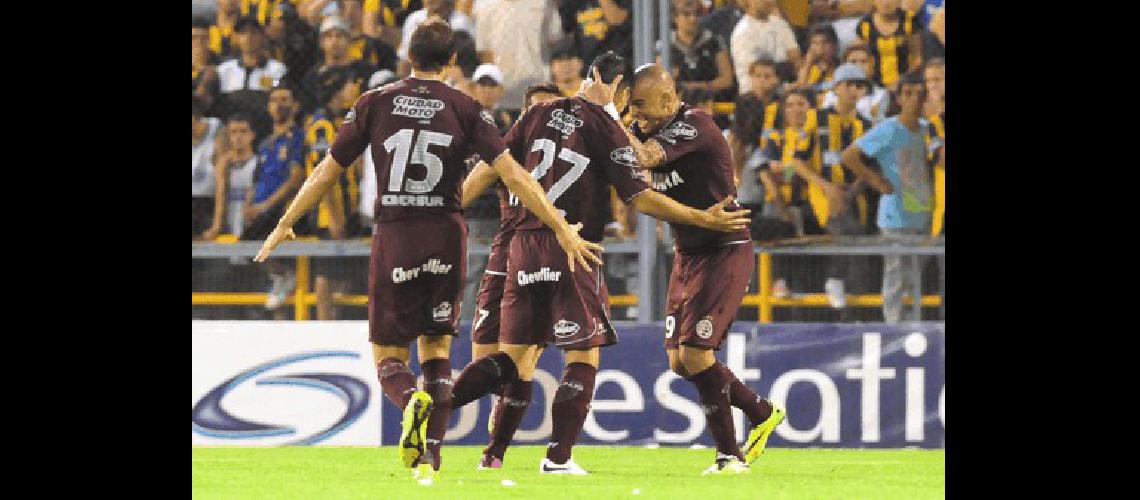 El Granate festeja uno de los goles en la victoria ante Rosario Central por 2 a 1 