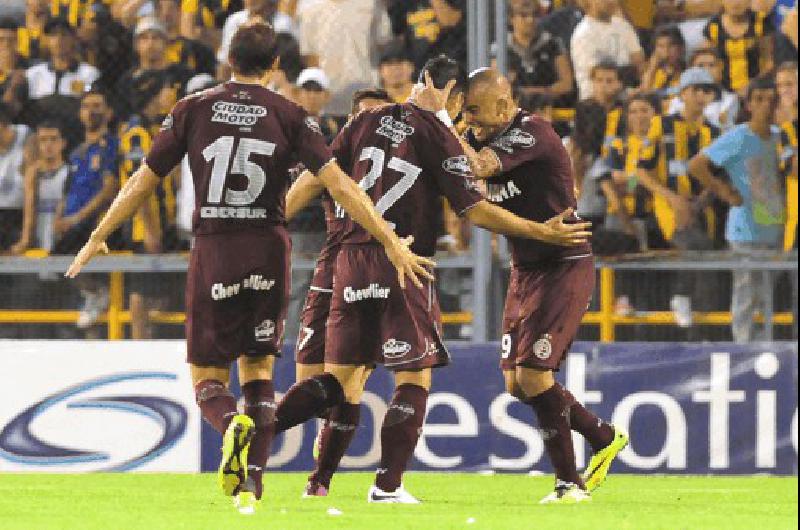 El Granate festeja uno de los goles en la victoria ante Rosario Central por 2 a 1 