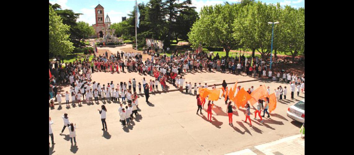 La apertura uniÃ³ al pÃºblico a grandes y chicos para el sol del arte en Laprida Agencia